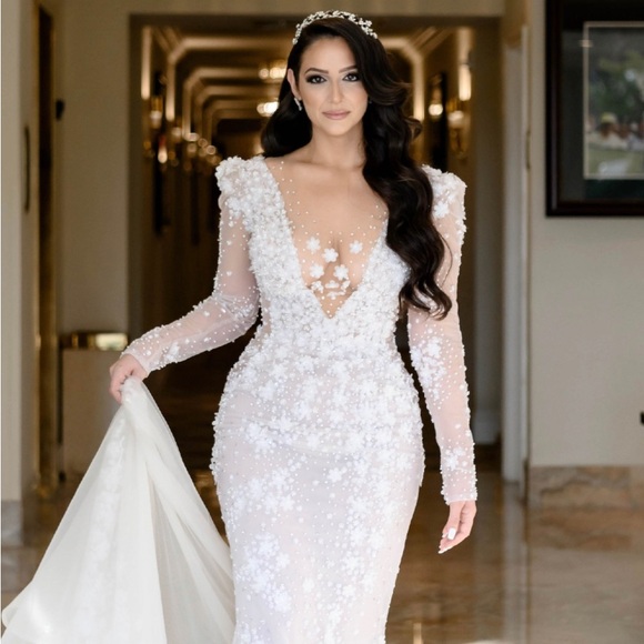 💎🤍💎 Berta Wedding Dress & Matching Veil 19-201 from 2022 Bridal Collection - Picture 1 of 9
